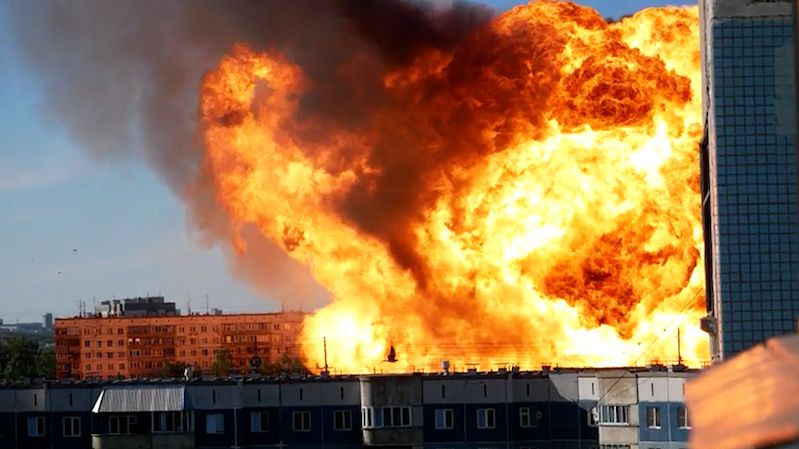 Kamera zachytila mohutnou explozi na benzínce v Novosibirsku, zemřelo 24 lidí